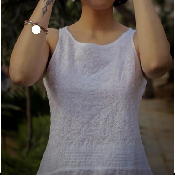 fabindia Tops - Fabindia White Sleeveless Floral Embroidered Tunic 100% Cotton Size M